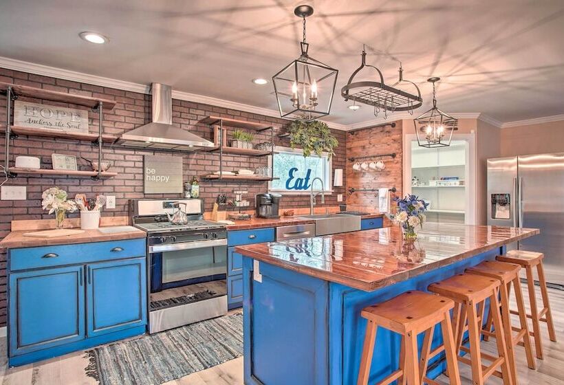 Charming Retreat On 20 Acres W/ Private Lake!
