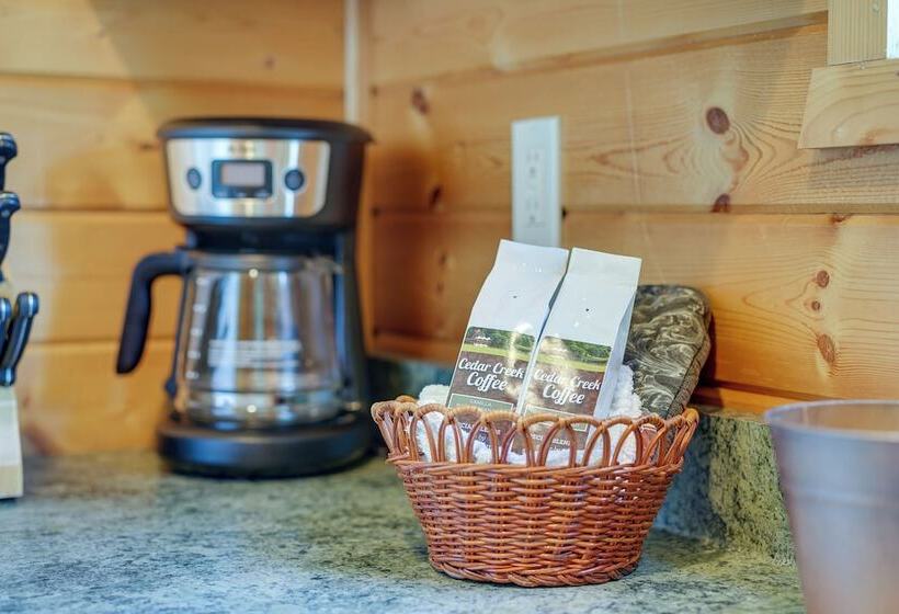 Cozy Columbia Cabin W/ Shared Lake Dock!