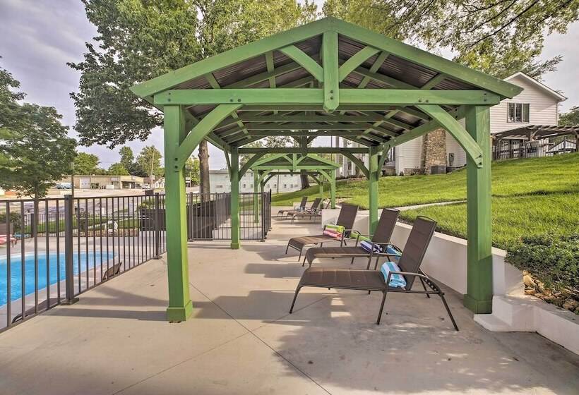 Downtown Branson Cottage W/ Pool Access!