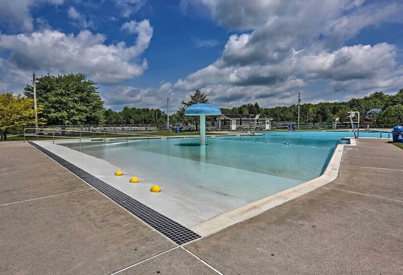 Deck & Resort Amenities: Arrowhead Lake Home!