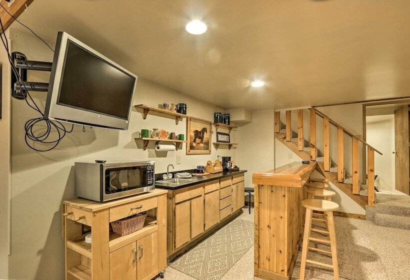 Family Retreat W/ Deck Near Appalachian Trail!
