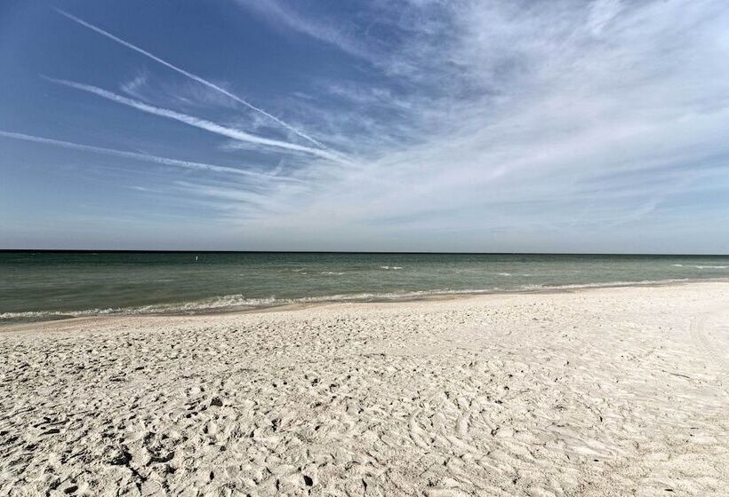 Holmes Beach Home: Pool, Hot Tub, Walk To Beach!