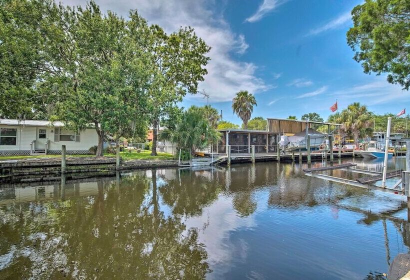Homosassa Retreat W/ Sunroom & Canal Views!