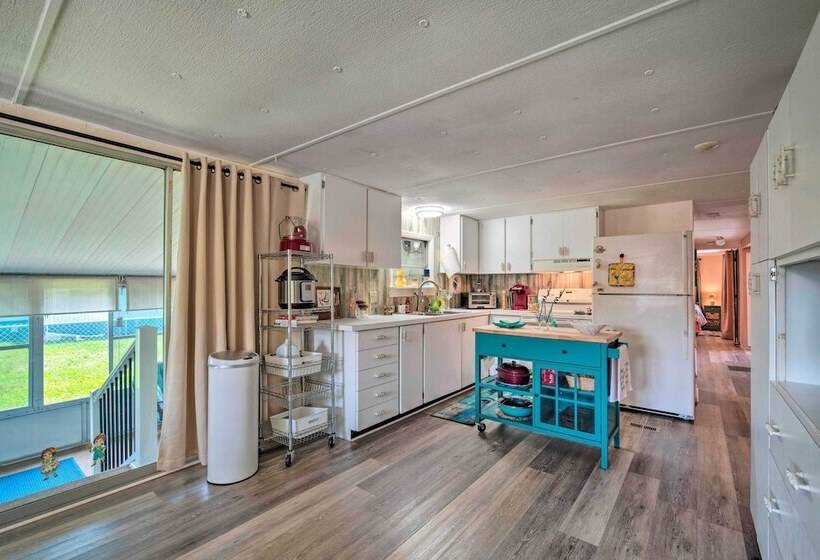 Homosassa Retreat W/ Sunroom & Canal Views!