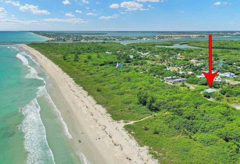 Hutchinson Island Cottage: Steps To The Beach