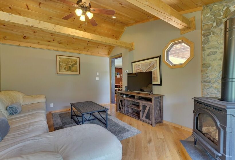 Killington Area Escape W/ Deck, Views & Hot Tub!