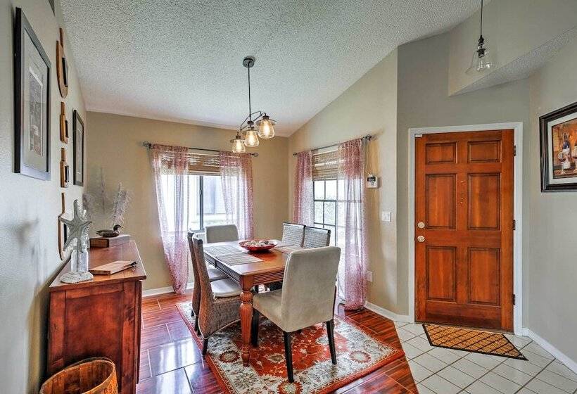 Lakefront Brandon Home W/ Patio & Screened Lanai!