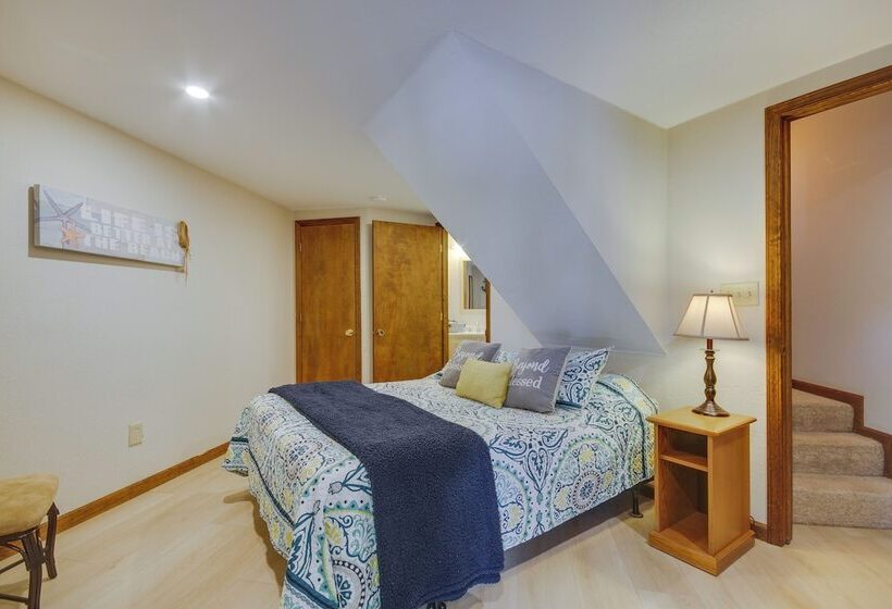 Lakefront Home In The Woods W/ Community Pool!