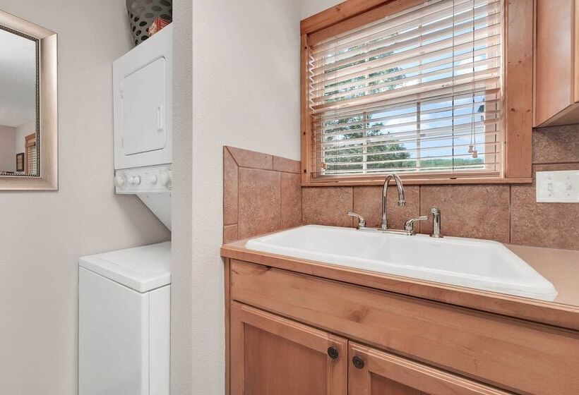 Lakefront Branson Cabin: 6 Mi To Branson Strip!