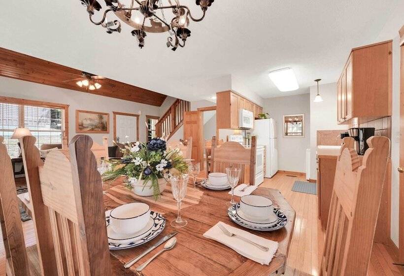Lakefront Branson Cabin: 6 Mi To Branson Strip!