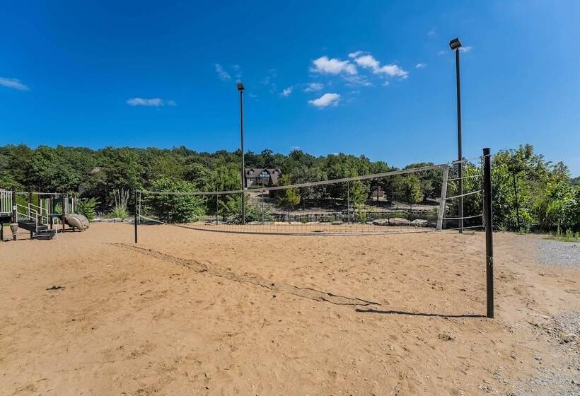 Lakefront Branson Cabin: 6 Mi To Branson Strip!