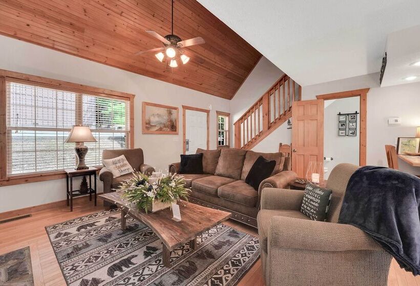 Lakefront Branson Cabin: 6 Mi To Branson Strip!