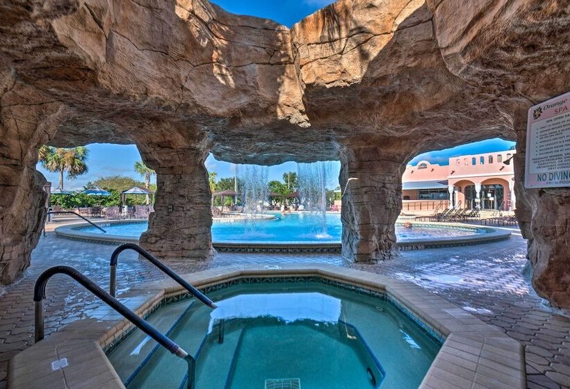 Lovely Lady Lake Home W/ Resort Amenities & Lanai!