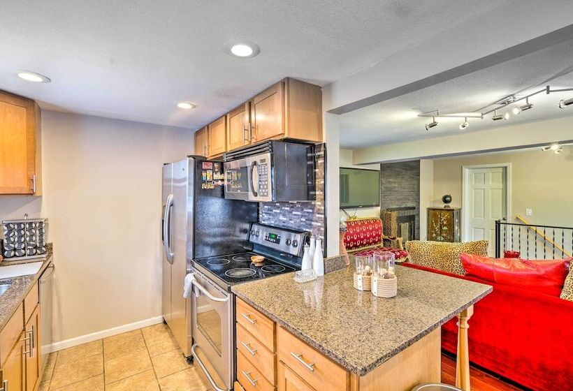 8 Mi To Downtown: Convenient Minneapolis Home
