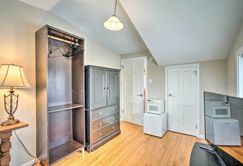 8 Mi To Downtown: Convenient Minneapolis Home