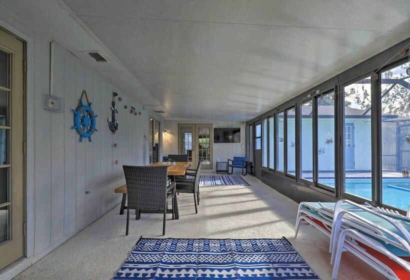 Near Beaches & Dining: Palm Harbor Gem W/ Pool