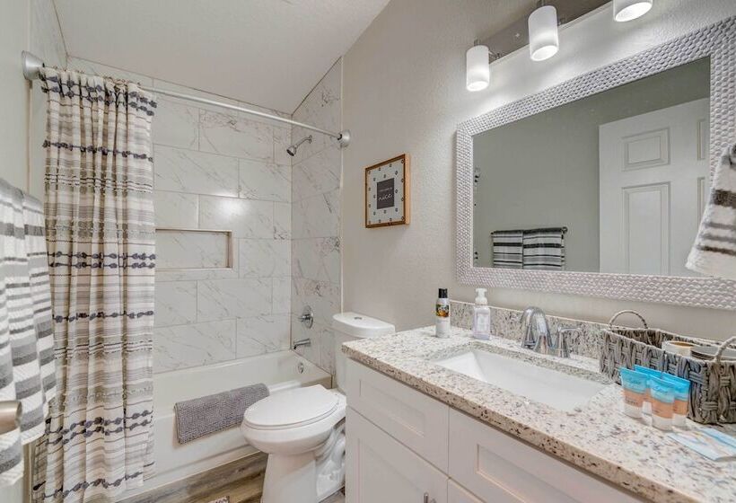 Peaceful Lady Lake Home W/ Screened In Porch!