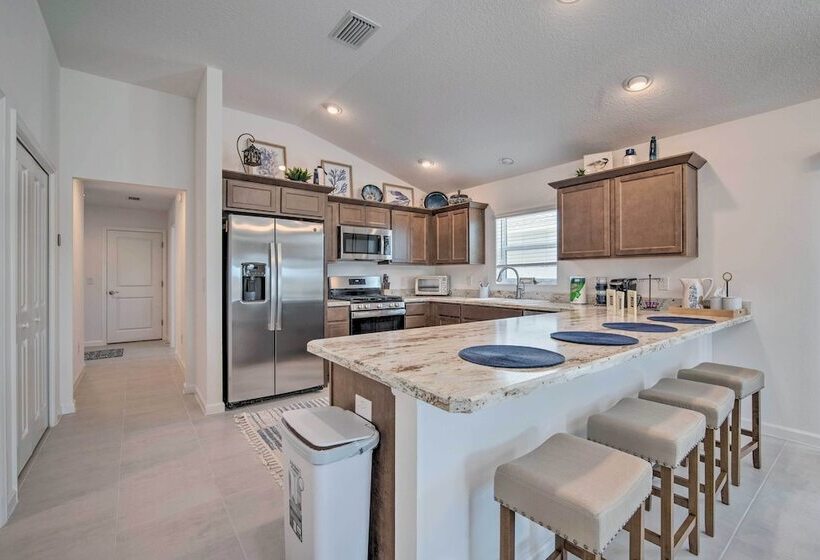 Lanai & Resort Amenities: The Villages Getaway