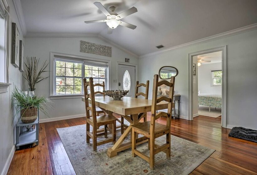 The Cottage Jewel  Pet Friendly Home: Fenced Yard