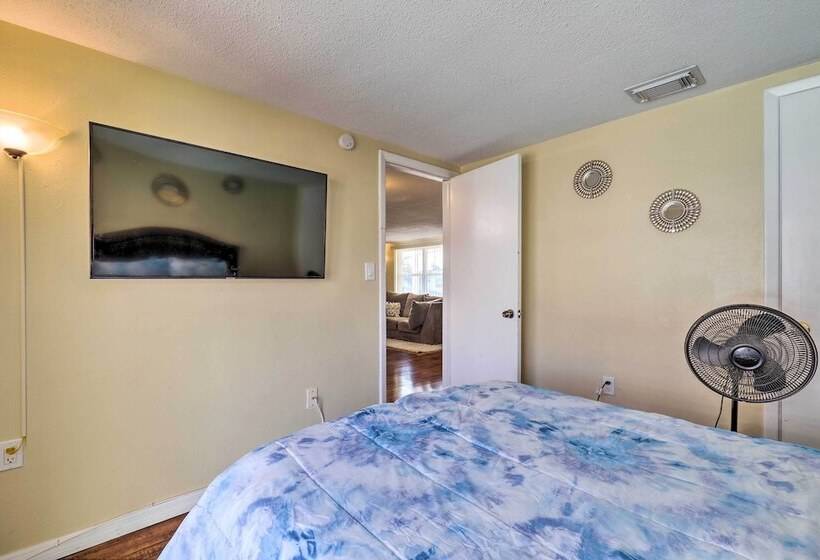 Family Home W/ Lanai & Yard In Port Richey!