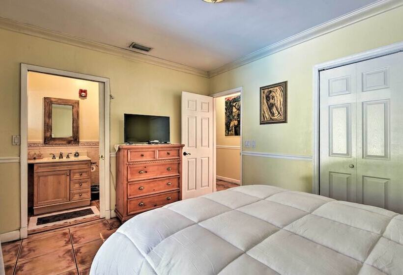 Quaint Central Miami Bungalow: 10 Mi To Mid Beach!