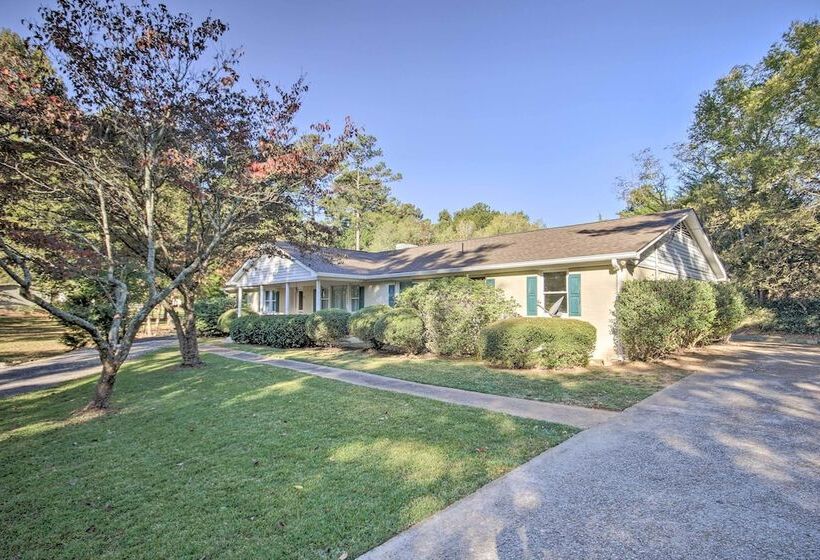 Quiet Columbia Home W/ Fire Pit & Pool Table!