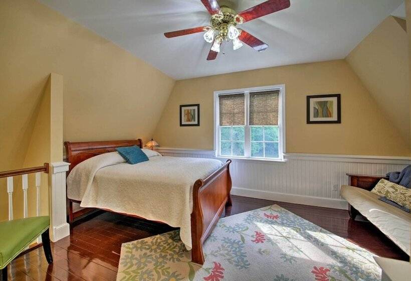 Quiet St Charles Cottage W/ Patio & 4 Acres