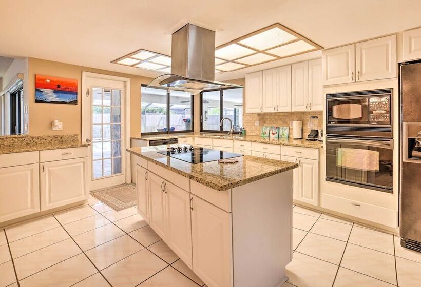 Relaxing Tampa Abode W/ Screened Lanai & Pool