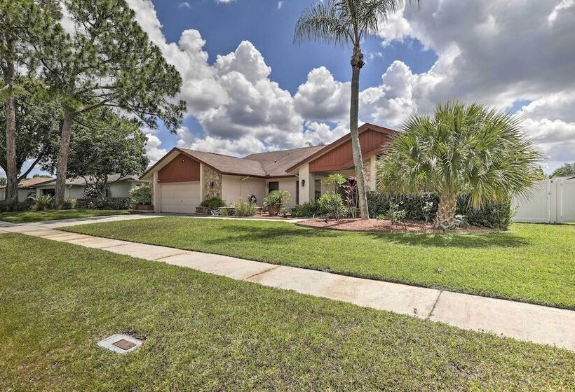 Relaxing Tampa Abode W/ Screened Lanai & Pool