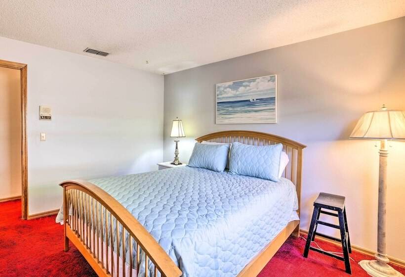 Relaxing Tampa Abode W/ Screened Lanai & Pool