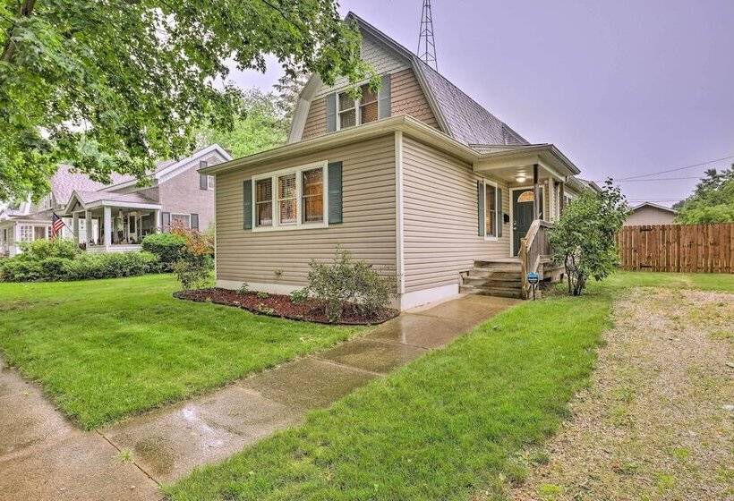 Renovated Lake Geneva Home Near Dtwn + Beach!