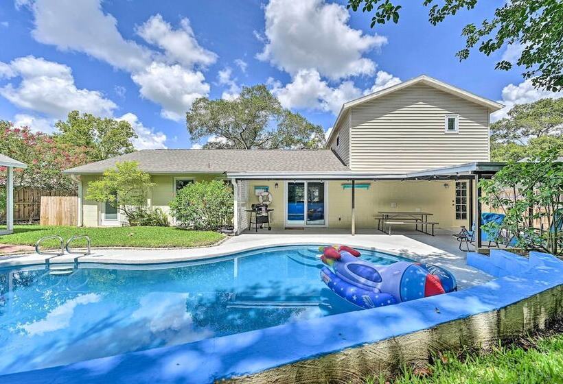 Spacious Brandon Home W/ Private Outdoor Pool