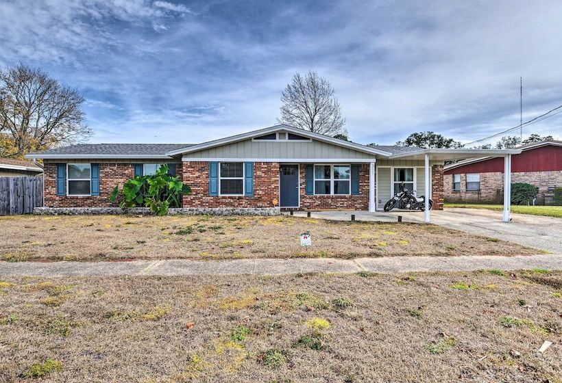 Spacious Fort Walton Beach Home ~ 2 Mi To Beach!