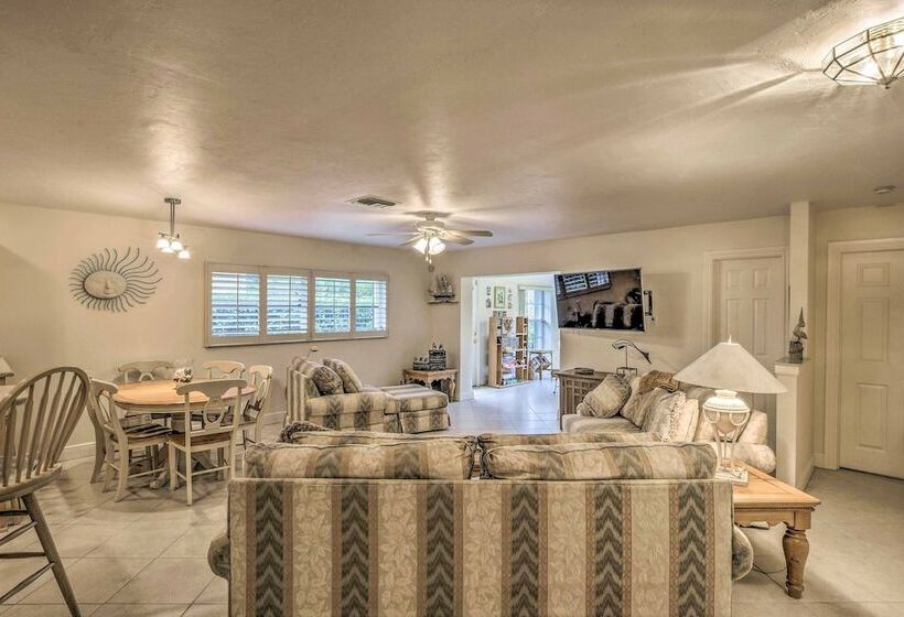 Spacious Naples Home < 1 Mi To Vanderbilt Beach!