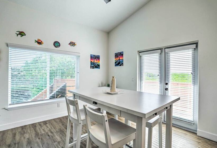 Family Friendly Tampa Home < 3 Mi To Ocean!