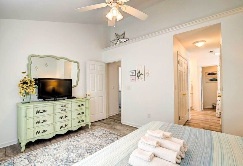 Walk To Ocean: Sunny Surfside Beach Home!