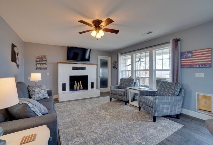 Table Rock Lake Home   Fire Pit & Lake Views!