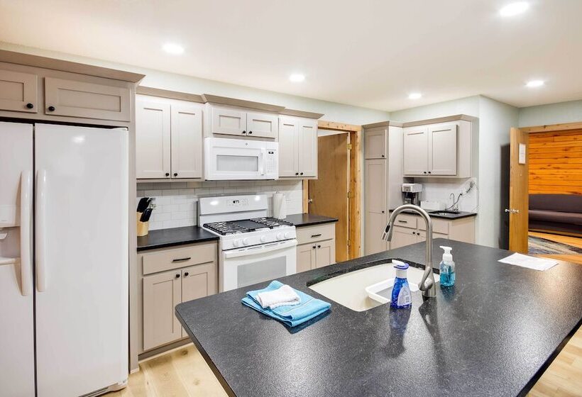 Tranquil Creekside Hideout: Families Welcome!