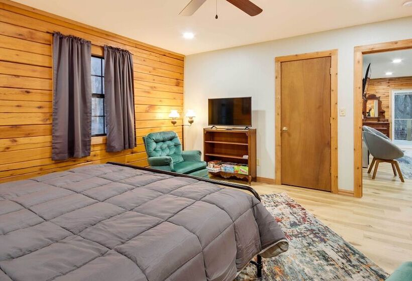 Tranquil Creekside Hideout: Families Welcome!