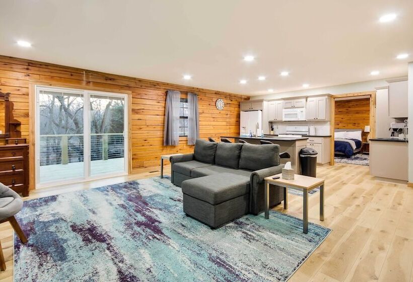 Tranquil Creekside Hideout: Families Welcome!