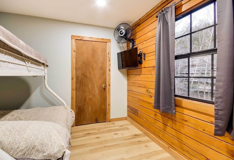 Tranquil Creekside Hideout: Families Welcome!