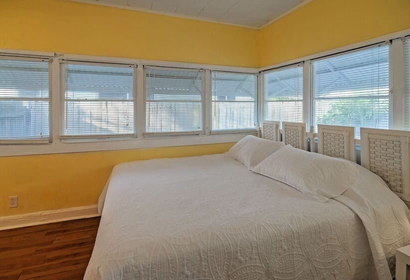 Treasure Island Cottage, Near Boardwalk & Beach!