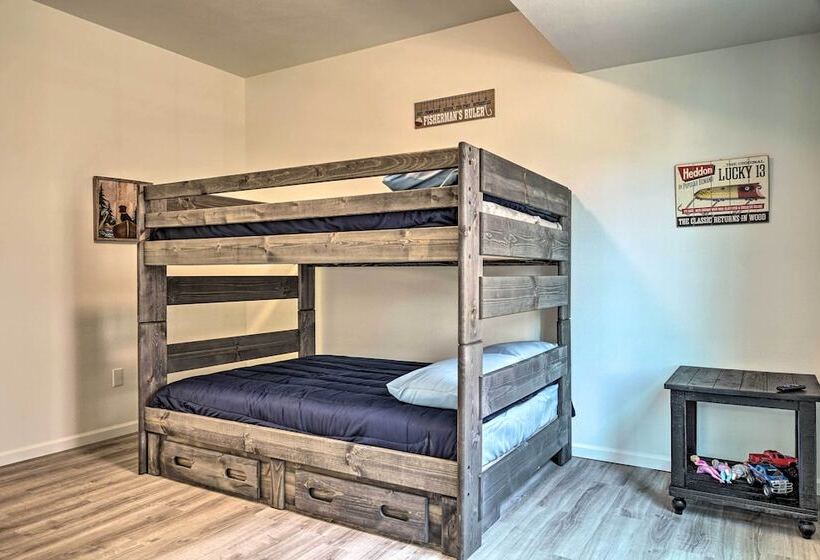 Updated Cabin W/ Direct Lake Access & Pool!