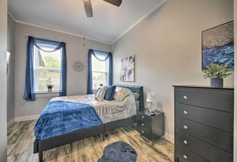 9 Mi To Dtwn: Vibrant St Louis Home!