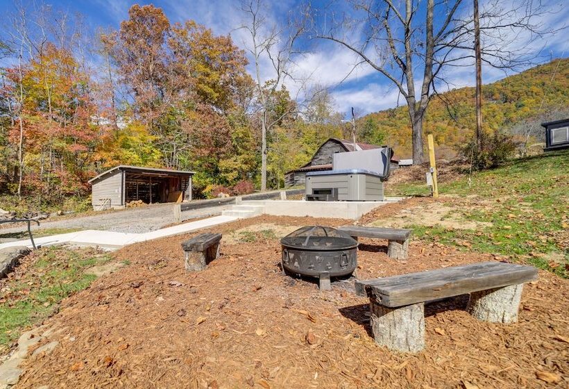 Bright Farmhouse W/ Hot Tub & Mountain View!