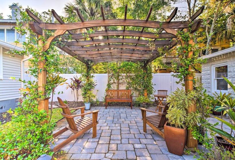 Bright St Petersburg Home W/ Pergola & Garden