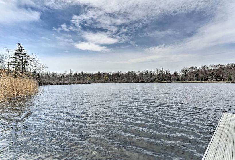 Welcoming Poconos Retreat W/ Deck & Pool Access