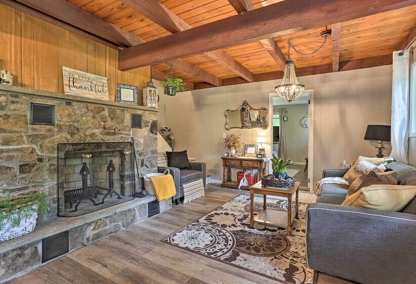 Welcoming Poconos Retreat W/ Deck & Pool Access