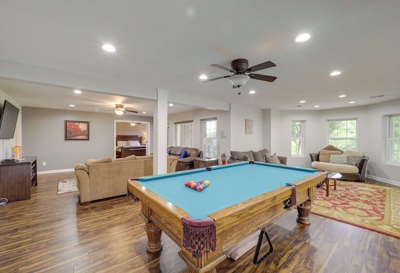 Classy Home W/ Hot Tub + Mt. Jefferson Views!