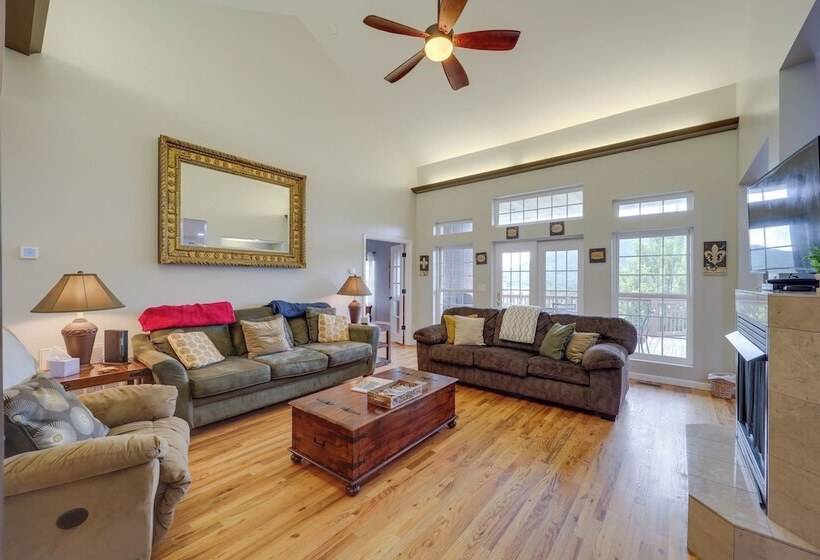 Classy Home W/ Hot Tub + Mt. Jefferson Views!